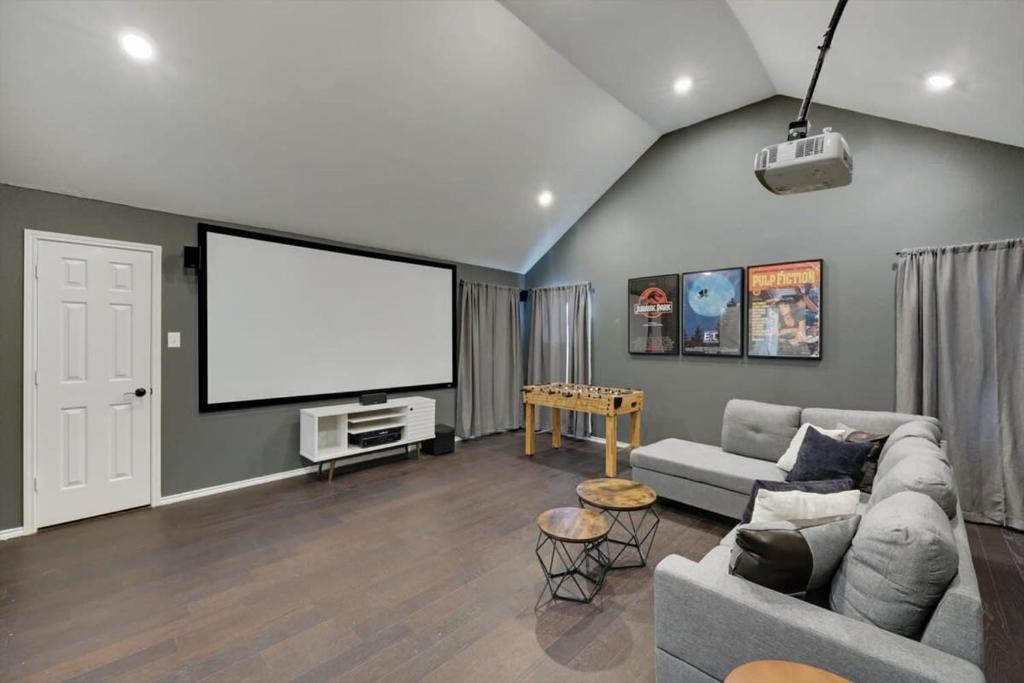 5 Bedrooms Backyard Oasis - Groups Welcome photo 3