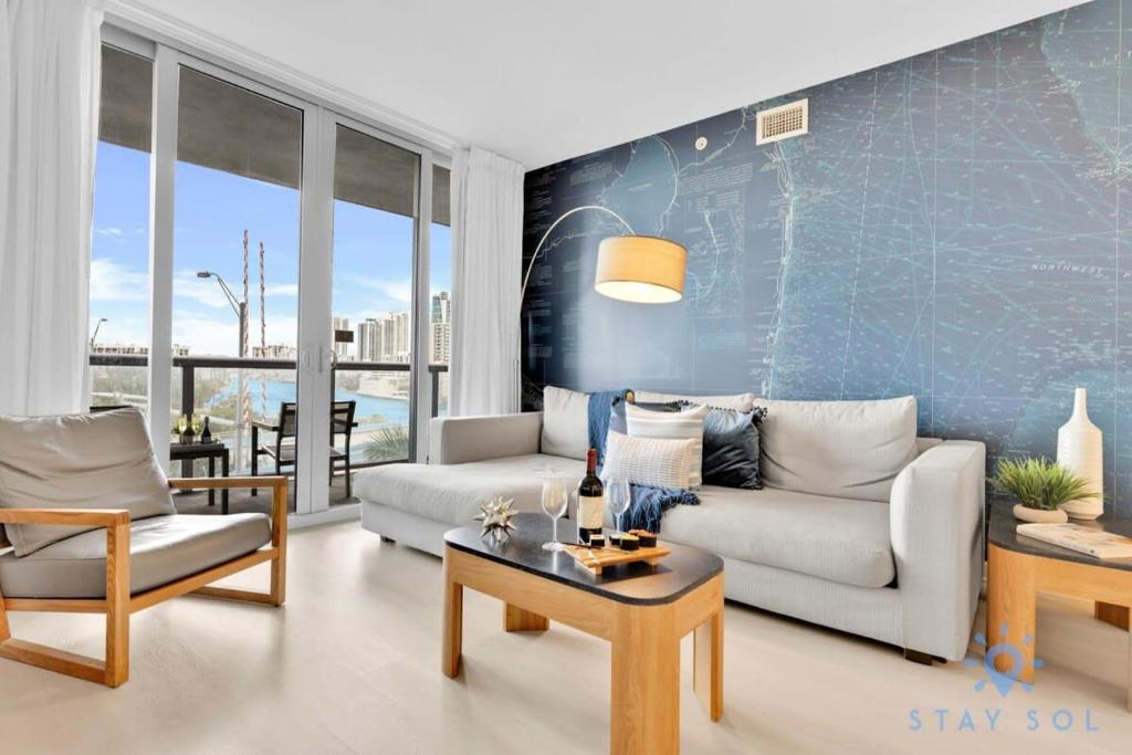Modern Condo - Amazing Pool - Gym - Balcony - Tap to explore photos