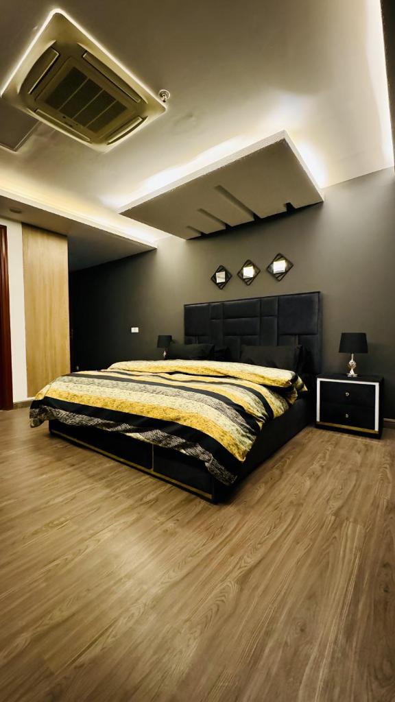 One Bed Appartment in GoldCrest Mall and residency DHA Lahore photo 1