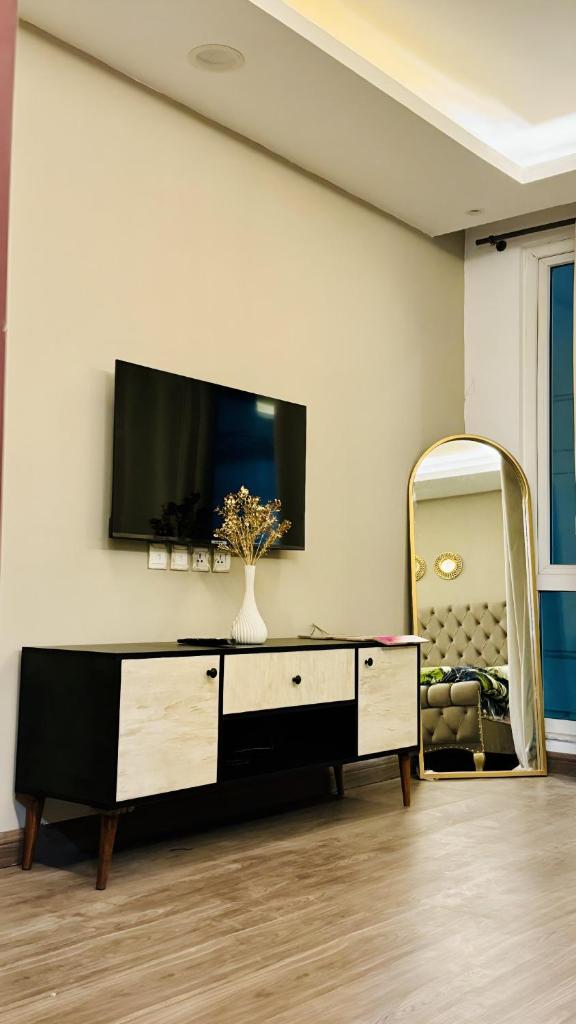 One Bed Appartment in GoldCrest Mall and residency DHA Lahore photo 4