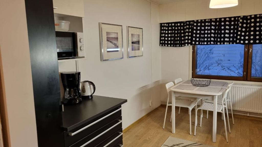 Freshly renovated detached house with free parking photo 2
