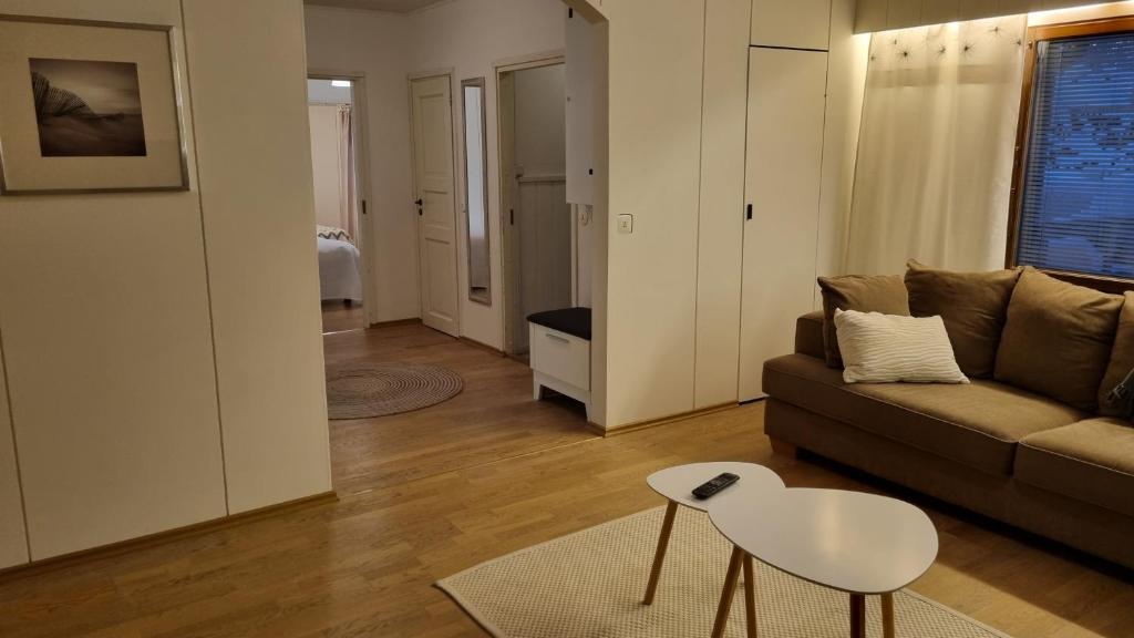 Freshly renovated detached house with free parking photo 1