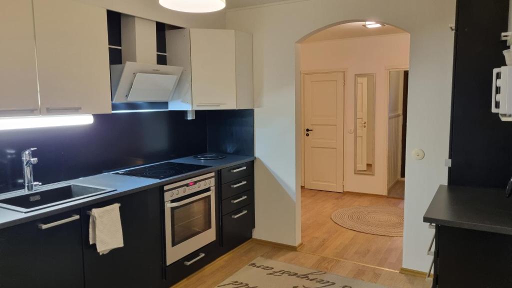 Freshly renovated detached house with free parking