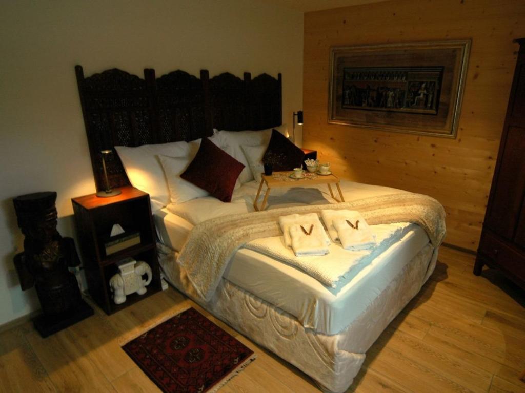 Large studio for 2 on hiking trail, ski in-ski out photo 4