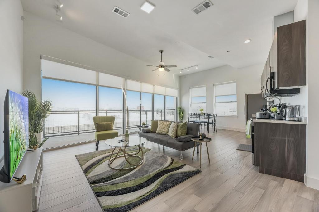Contemporary 2BR I Gym I Parking I Workspace image