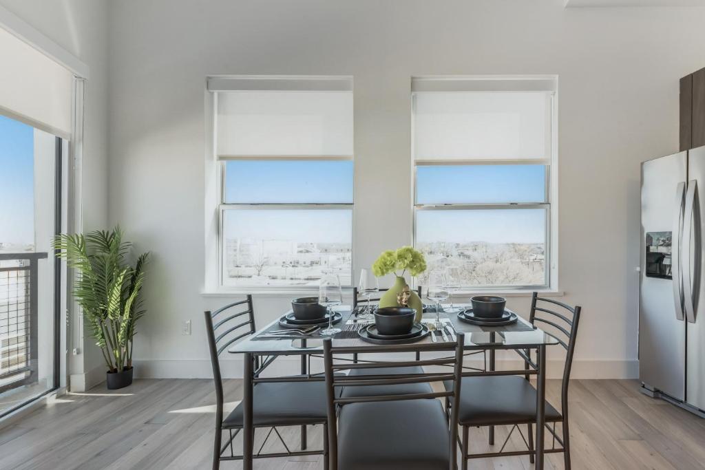 Contemporary 2BR I Gym I Parking I Workspace photo 2