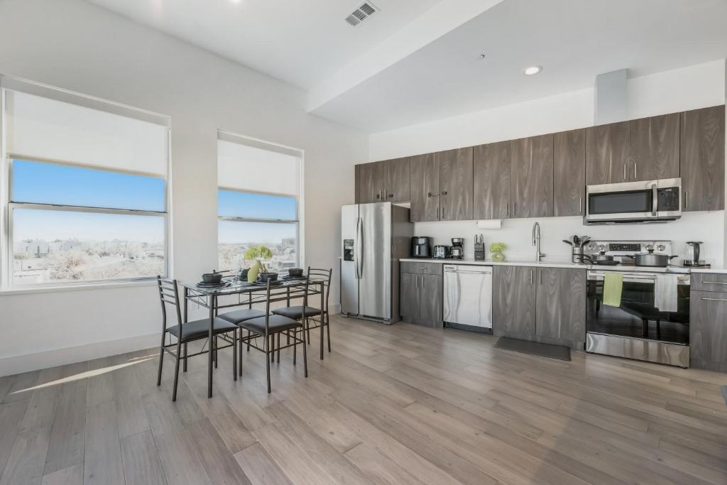 Contemporary 2BR I Gym I Parking I Workspace photo 4