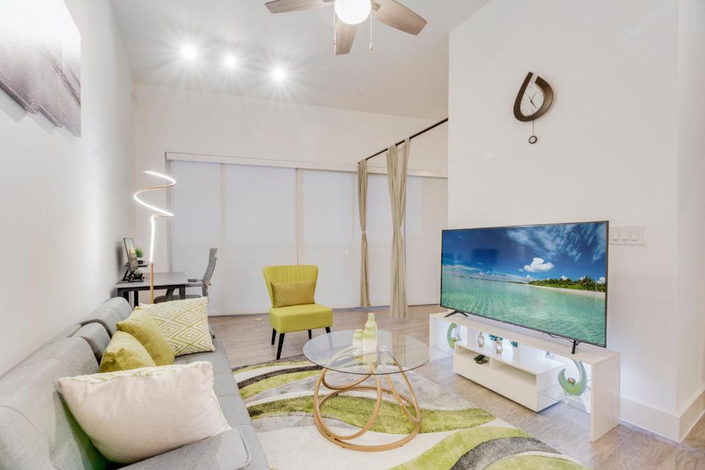 Snazzy loft style 2BR I Gym I Parking I Workspace photo 1