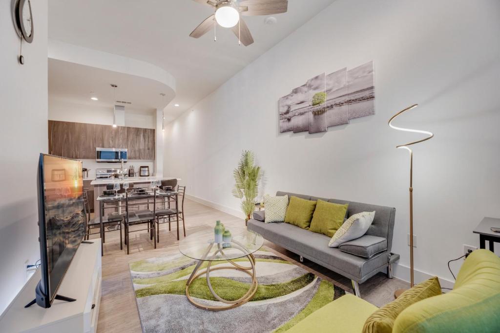 Snazzy loft style 2BR I Gym I Parking I Workspace photo 2