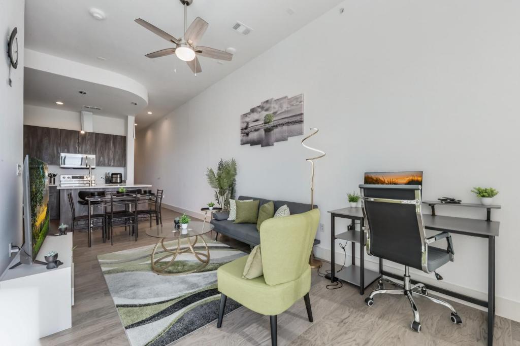 Chic loft style 2BR I Gym I Parking I Workspace photo 3