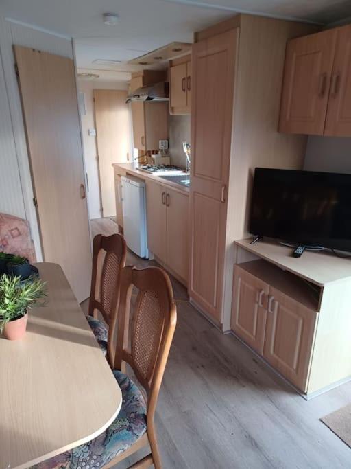 Stacaravan 108 met airco vakantiepark de Tien Heugten Schoonloo Drenthe photo 2