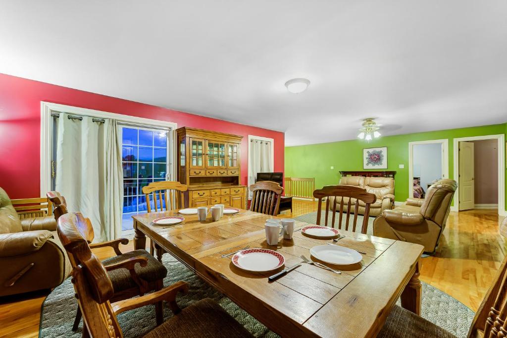 Beautiful Val Morin Chalet photo 2