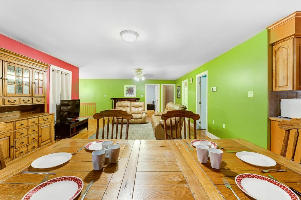 Beautiful Val Morin Chalet photo 4