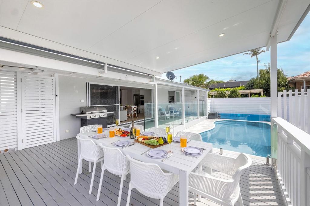Ash Haven, 19 Ash St - views, pool, air con, boat parking, Wi-Fi photo 1