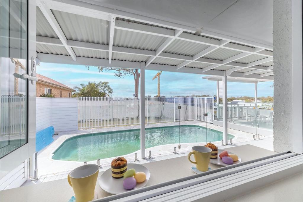 Ash Haven, 19 Ash St - views, pool, air con, boat parking, Wi-Fi photo 4