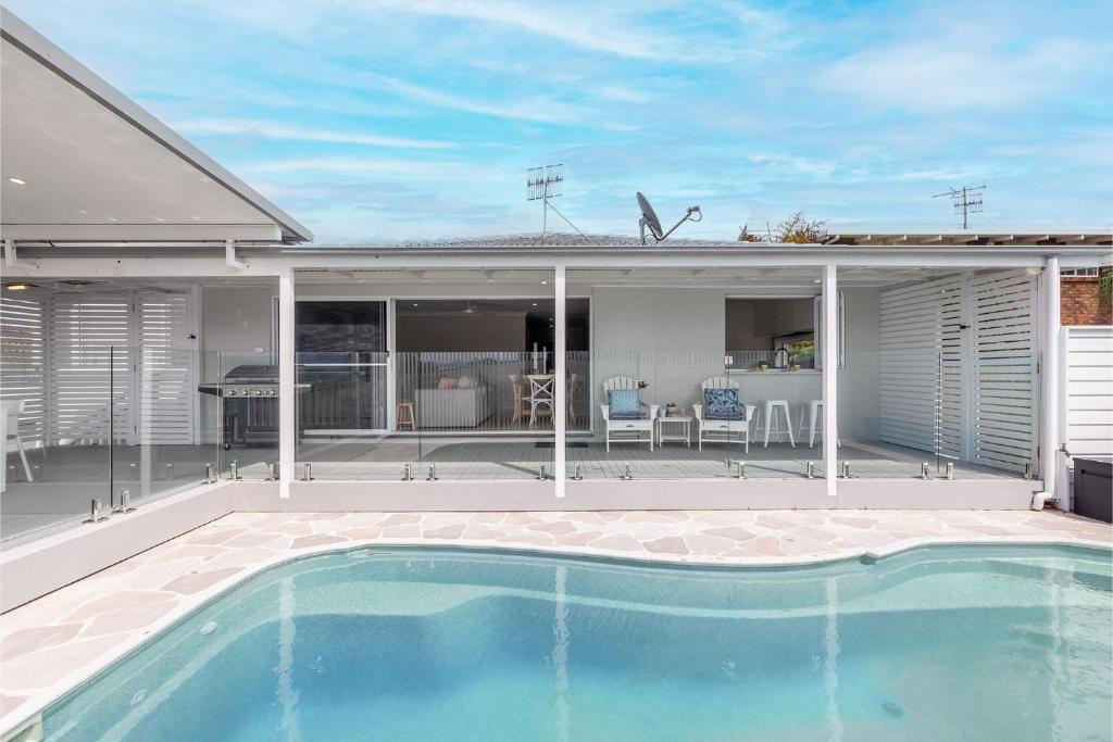 Ash Haven, 19 Ash St - views, pool, air con, boat parking, Wi-Fi photo 3