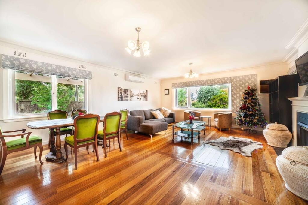 Spacious 3+2BR* house secluded in leafy gardens