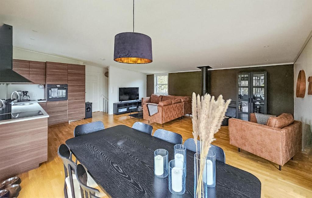 4 Bedroom Gorgeous Home In Lindesnes photo 4