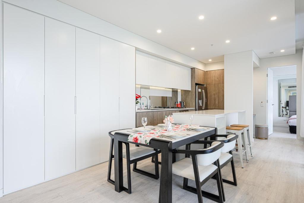 Lidcombe modern 3Br with River & Olympic Park view photo 4