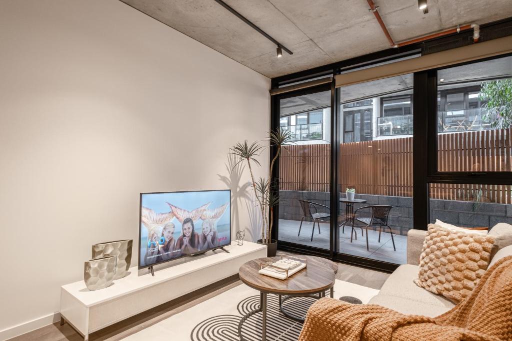 Modern 2br Heart Of West Melbourneparkingpool photo 1