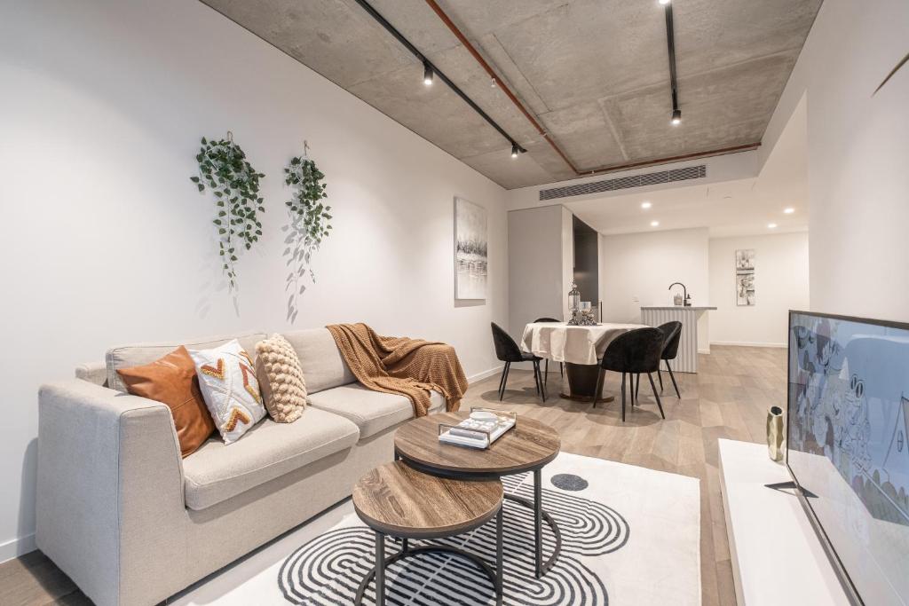 Modern 2br Heart Of West Melbourneparkingpool photo 2