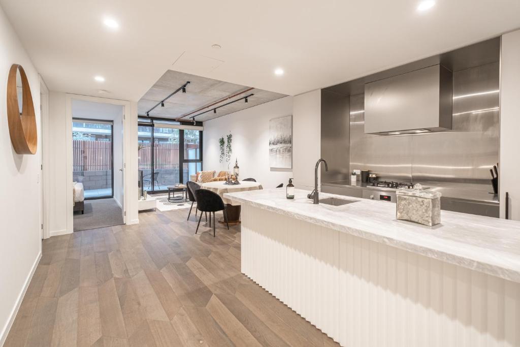 Modern 2br Heart Of West Melbourneparkingpool photo 4