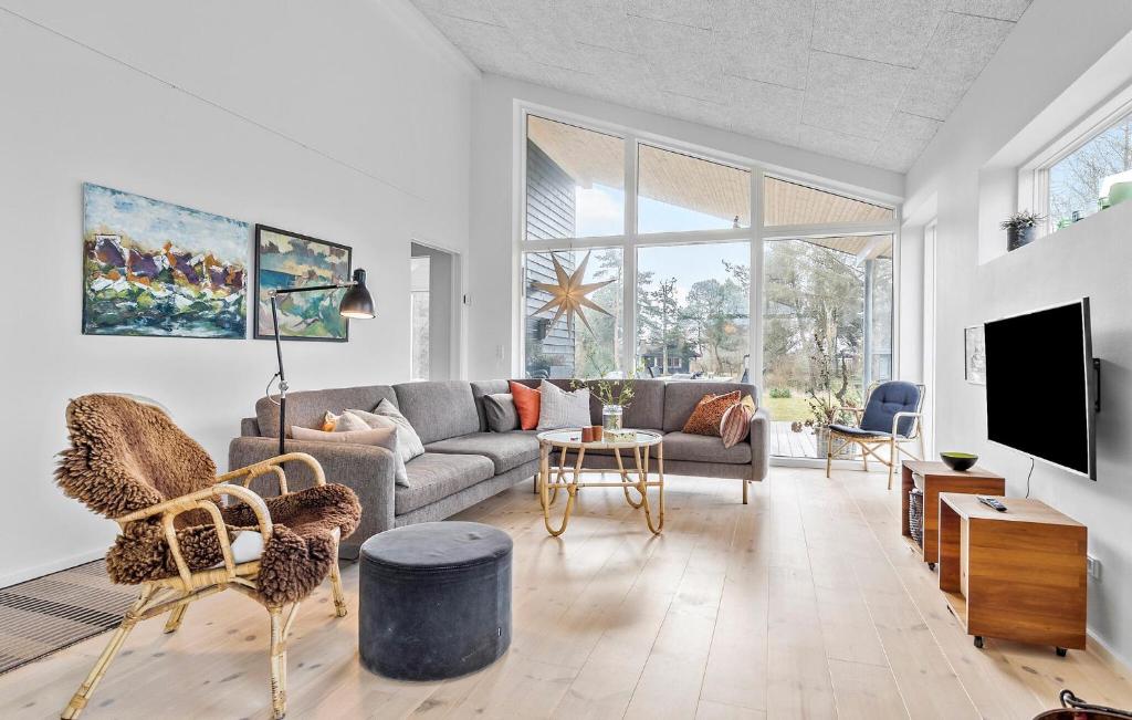 4 Bedroom Cozy Home In Knebel photo 2