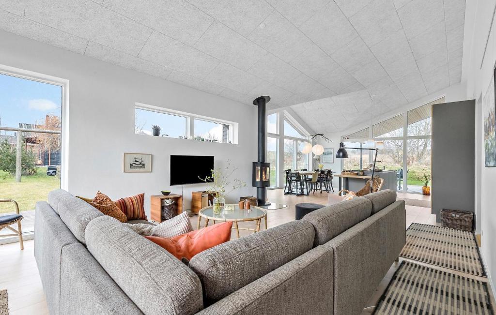 4 Bedroom Cozy Home In Knebel photo 3
