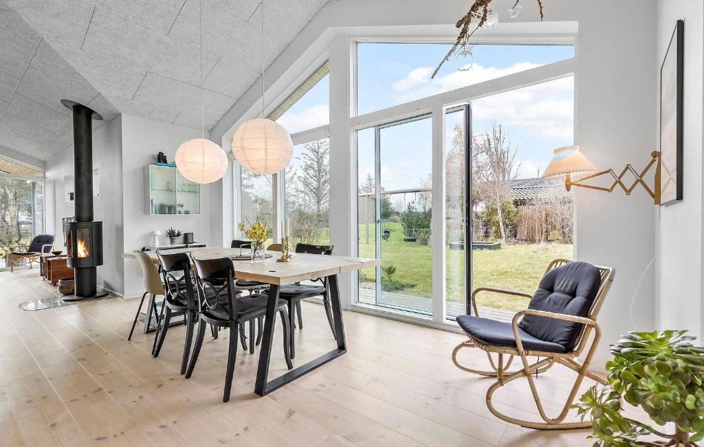 4 Bedroom Cozy Home In Knebel photo 4