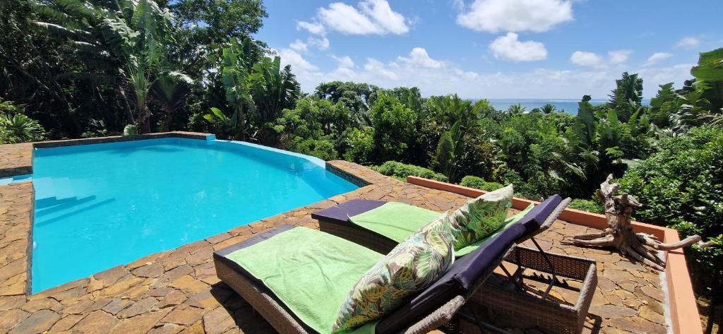 La Villa Ankarena Location exclusive île Sainte Marie sur parc aménagé avec piscine privée à débordement Wifi Plage à 5 minutes à pied photo 4