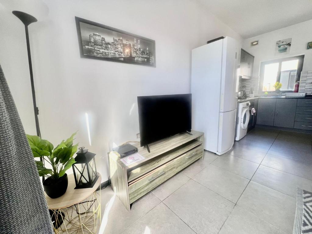 83/3-Lovely 1 Bedroom Penthouse photo 1