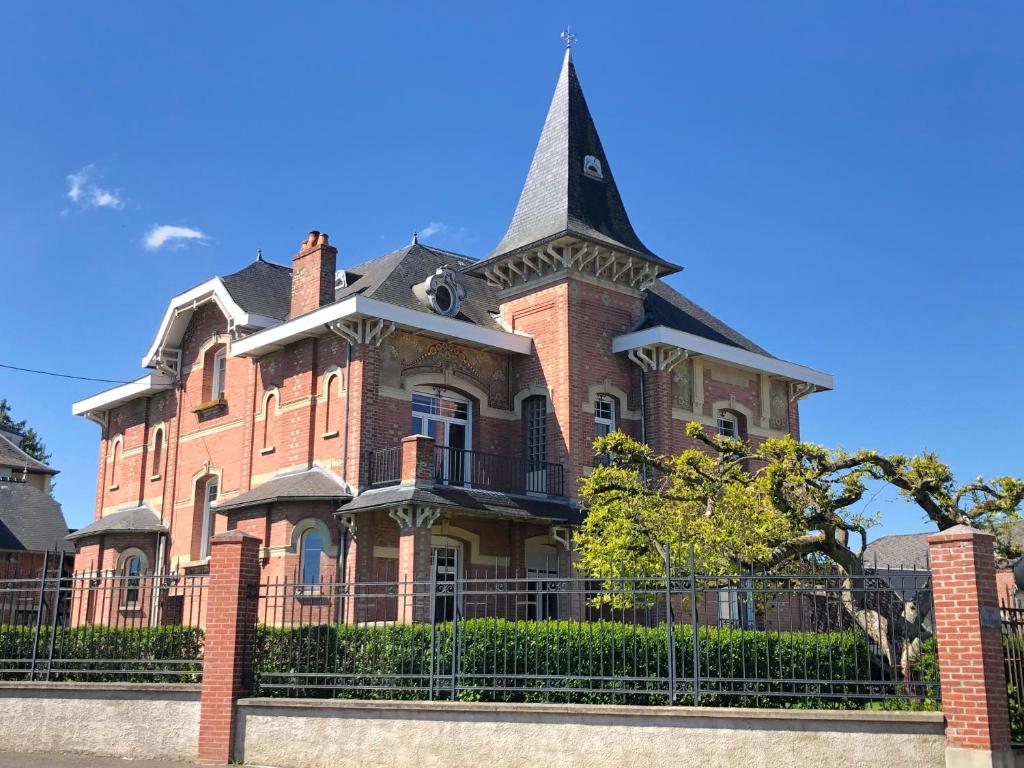 Maison de maître dans un village à la campagne photo 1