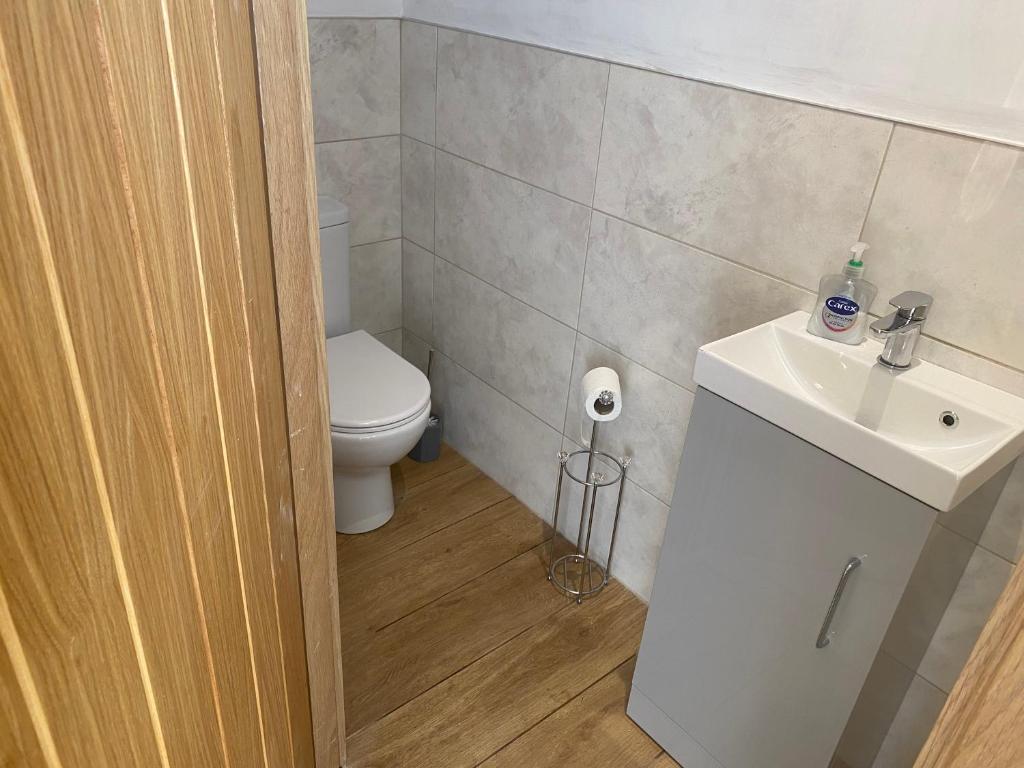 Immaculate 2 Bed property in rural location photo 4