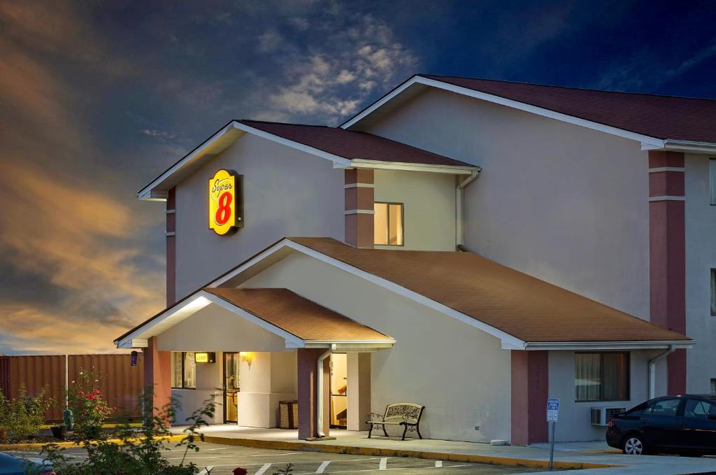 Super 8 by Wyndham Waynesboro image