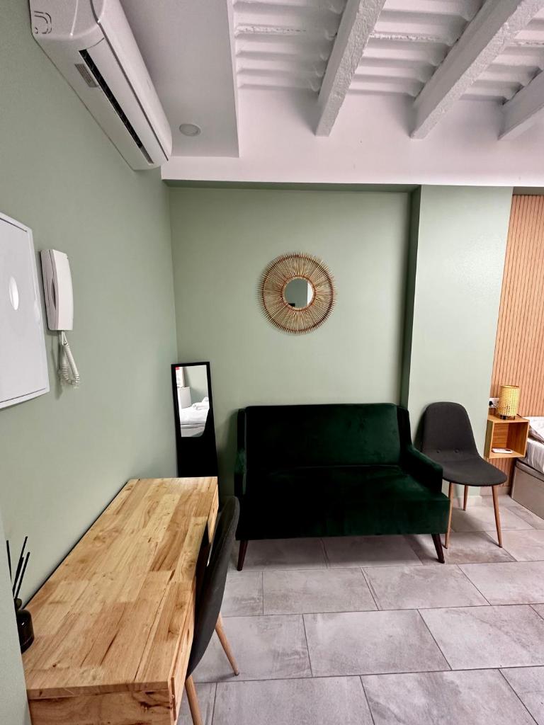 Lovely studio apartment Malaga - Tap to explore photos
