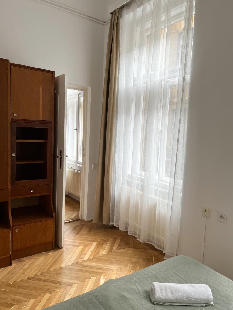 Large Home in Budapest - Tap to explore photos
