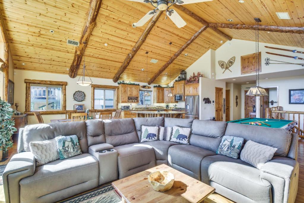 Cozy Cabin with Mountain Views about 4 Mi to Snow Summit photo 4