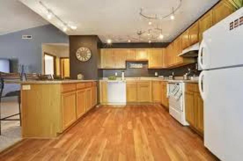Charming 2 Bedroom Apartment in Normal photo 4