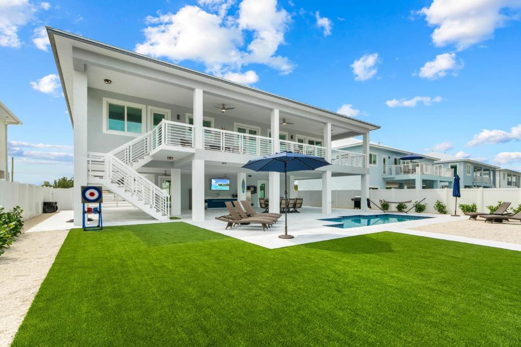 Luna Light ~ Waterfront ~ Pool ~ Dock ~ Views