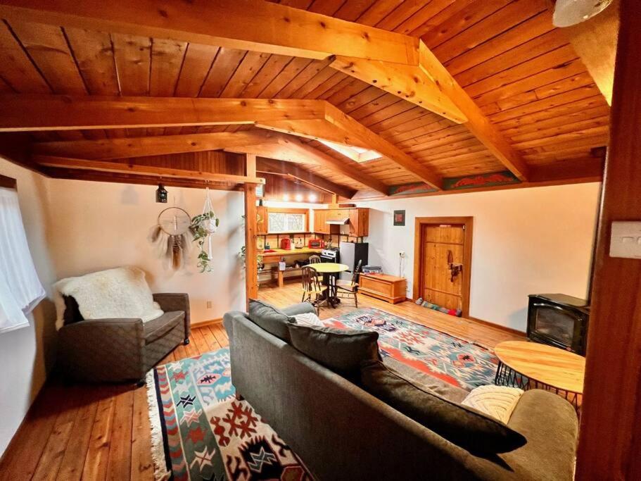 Nostalgic Downtown Boatbuilder's Cabin - Licensed