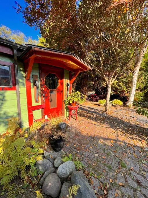 Nostalgic Downtown Boatbuilder's Cabin - Licensed photo 3