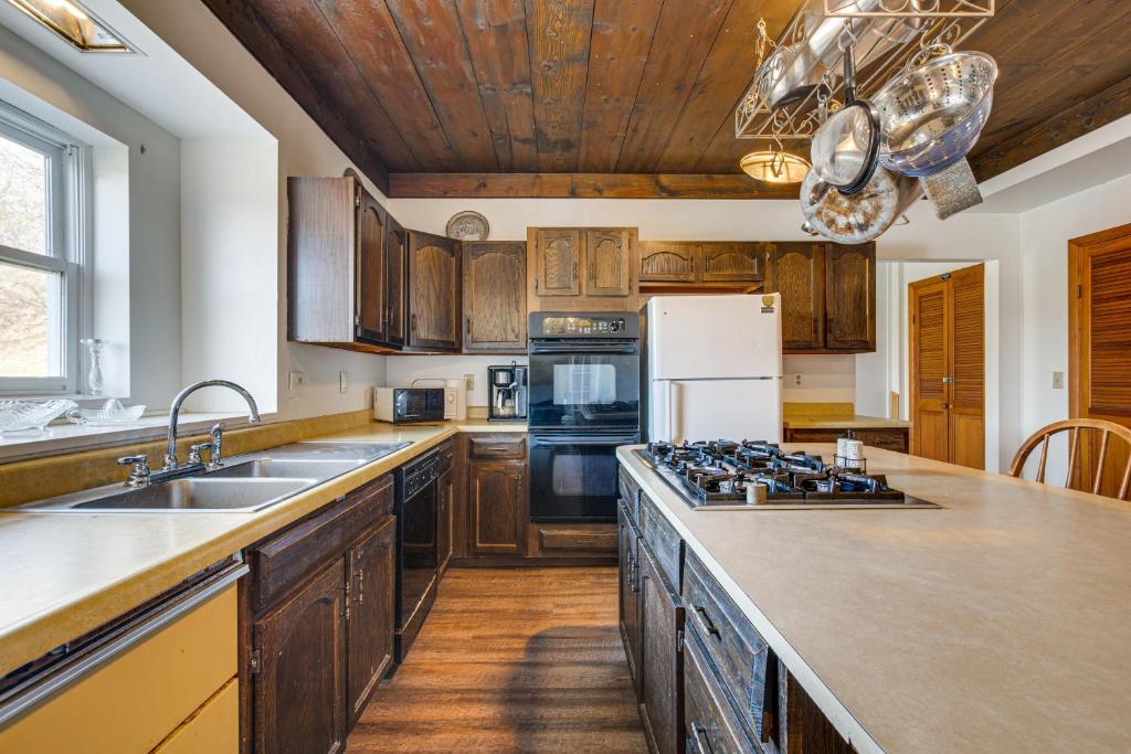 Historic Wheeling Condo with Fireplace Near Museums! photo 2
