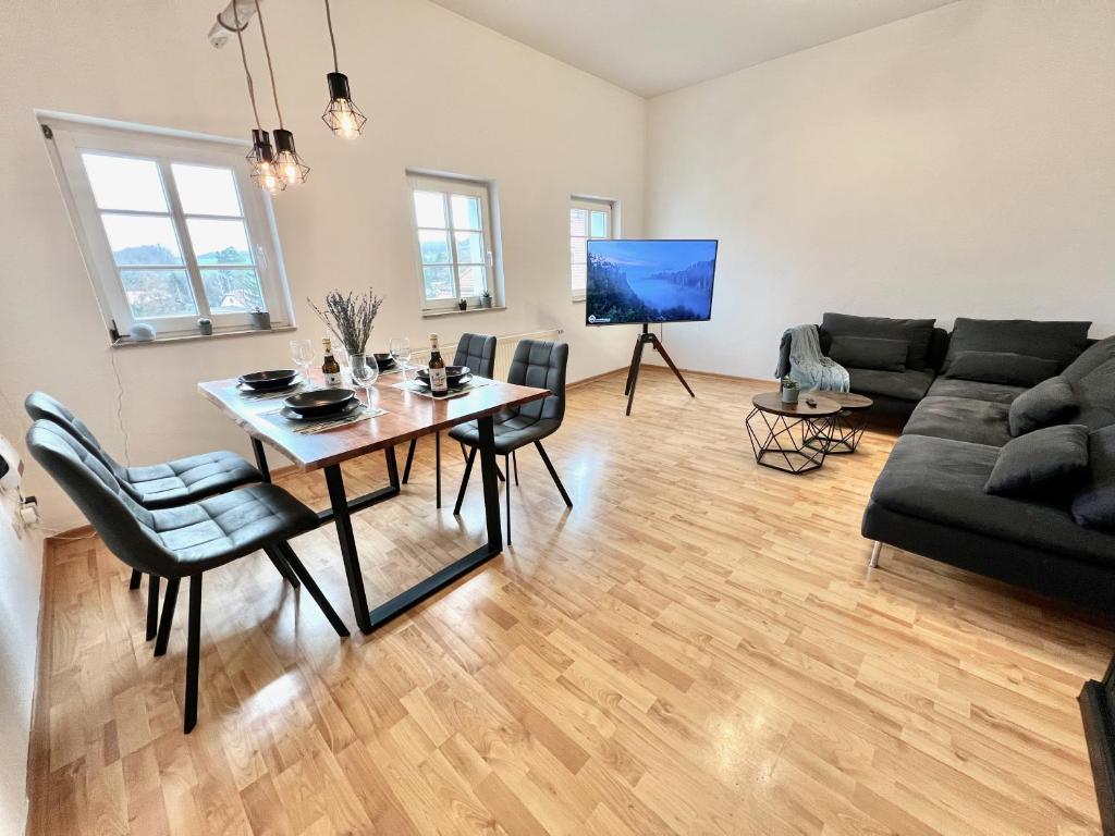Modernes Apartment mit Blick zur Elbe