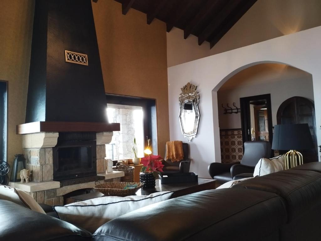 Luxury Colonial Country Villa photo 4