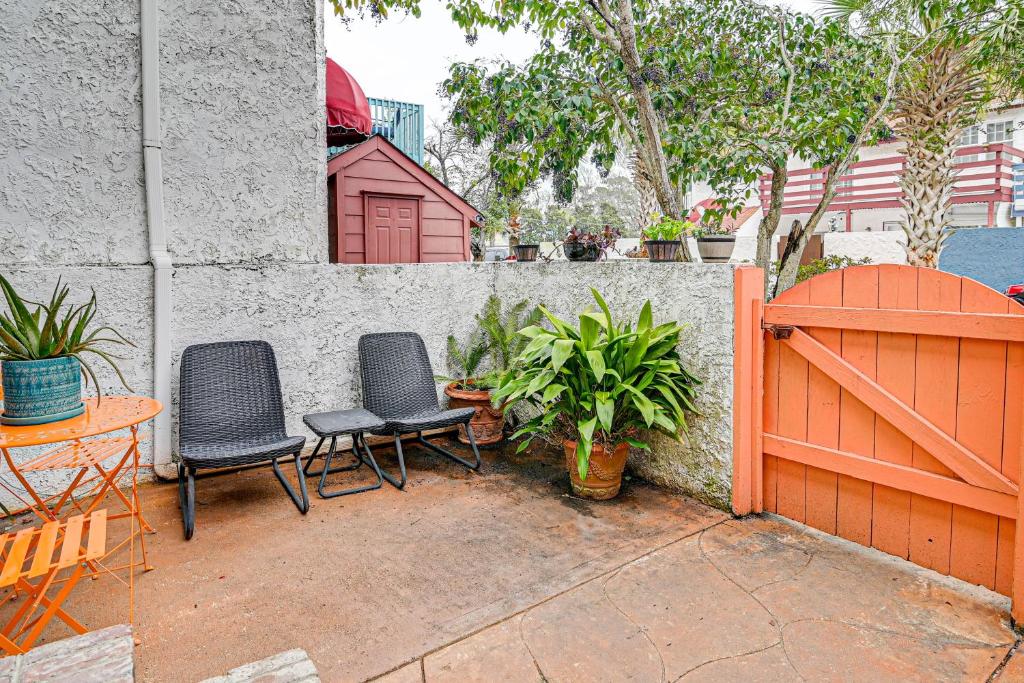 Bohemian Beach Retreat - 2 Blocks to Ocean! photo 2