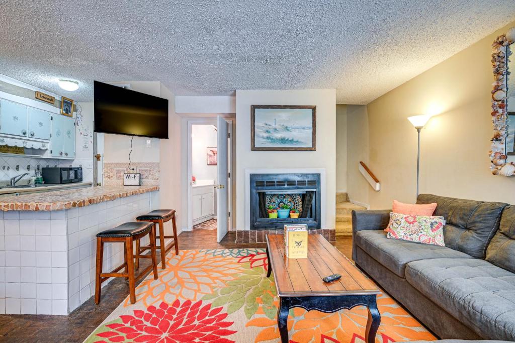 Bohemian Beach Retreat - 2 Blocks to Ocean! photo 4