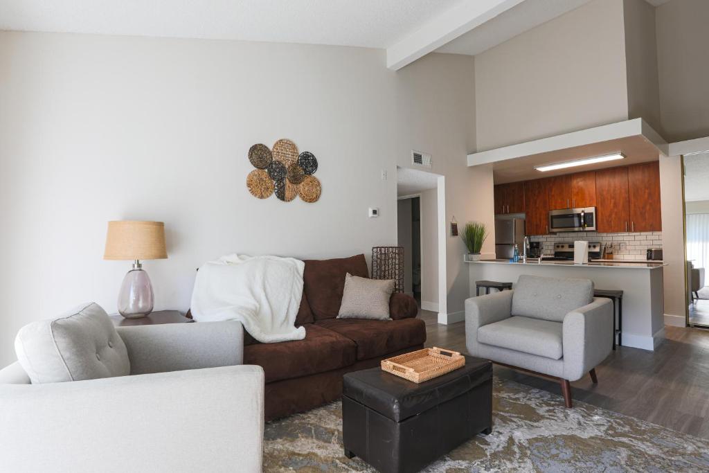 Oceanside Beach style King & 2 queen beds image