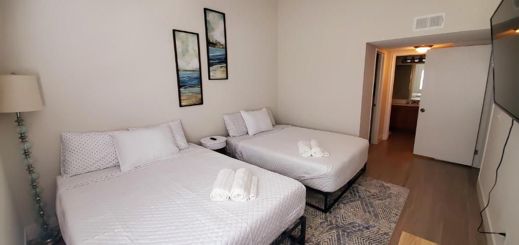 Oceanside Beach style King & 2 queen beds photo 1