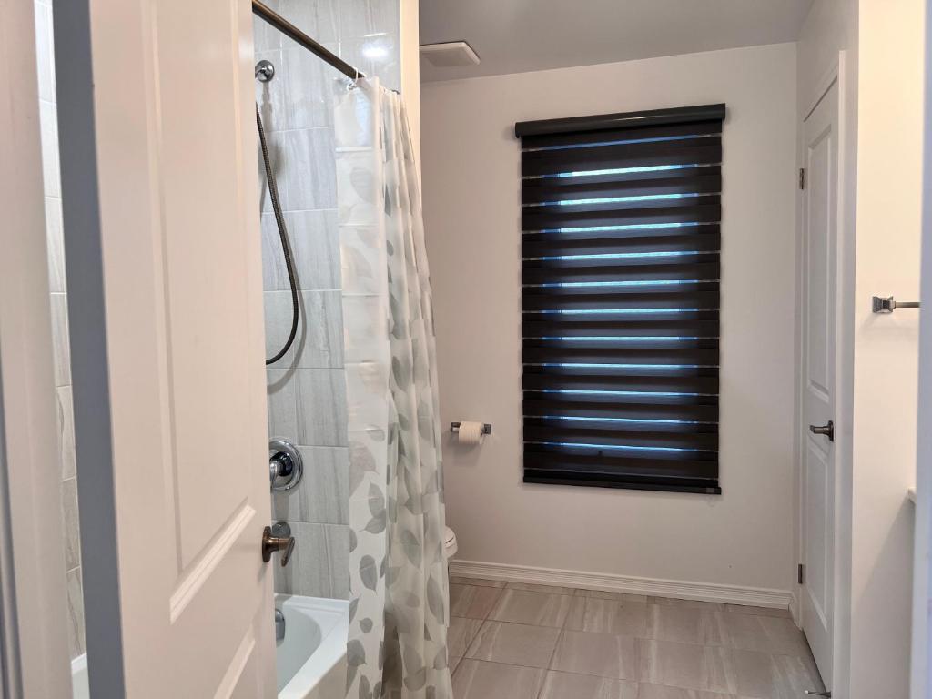Spacious 4-Bedroom Home, Comfortably Sleeps 10 photo 4