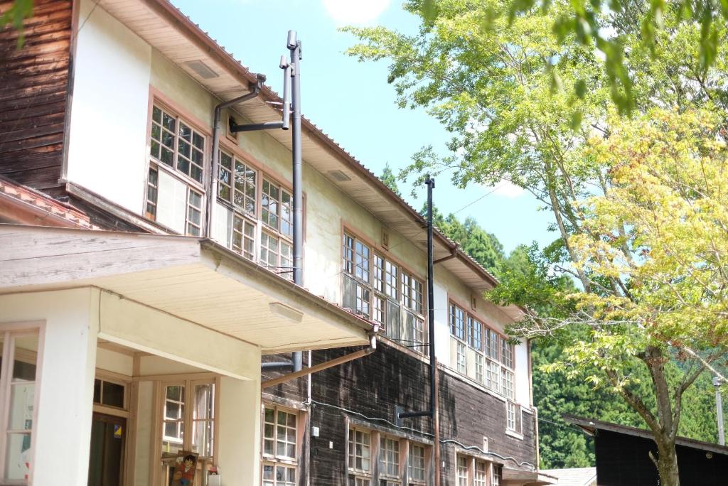 奈良吉野の小学校跡地ゲストハウスつわいらいと-薪割り五右衛門風呂体験-一棟貸し-吉野山や天川村観光に-Small inn attached to a historic school building Share Save